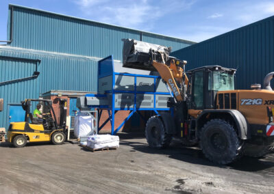 Loading a bulk bagging machine