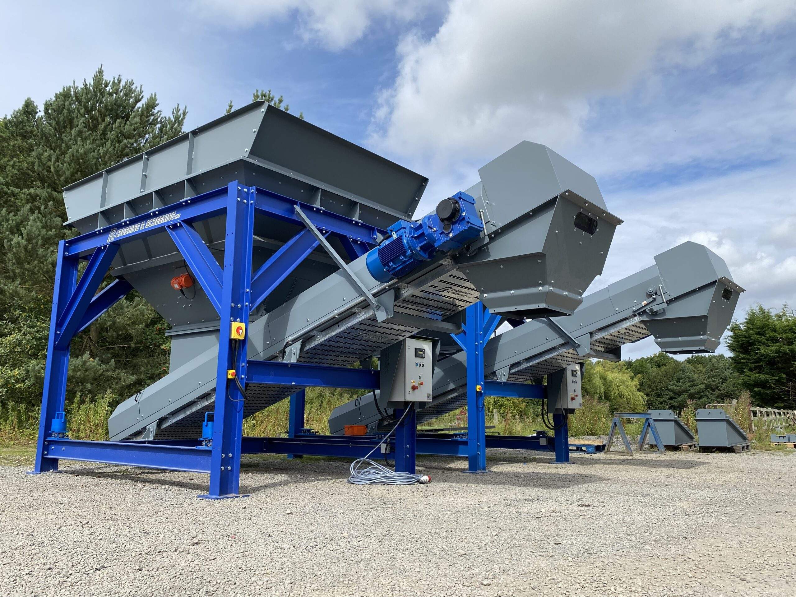 Un grand sac de thé en vrac vu suspendu au-dessus d'une trémie qui  l'alimente dans une machine de production par gravité.les confins  successives et la généralisation du télétravail, en conséquence de  l'épidémie